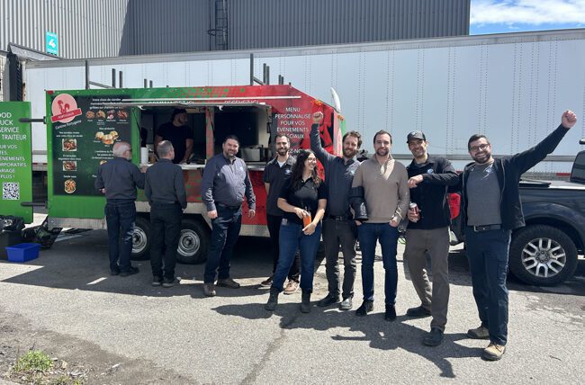 employés numove devant un camion foodtruck lors d'un diner d'entreprise organisé par le club social