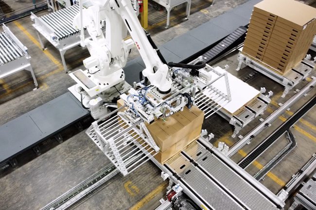 palletizing - palletizer on rail - robot on rail