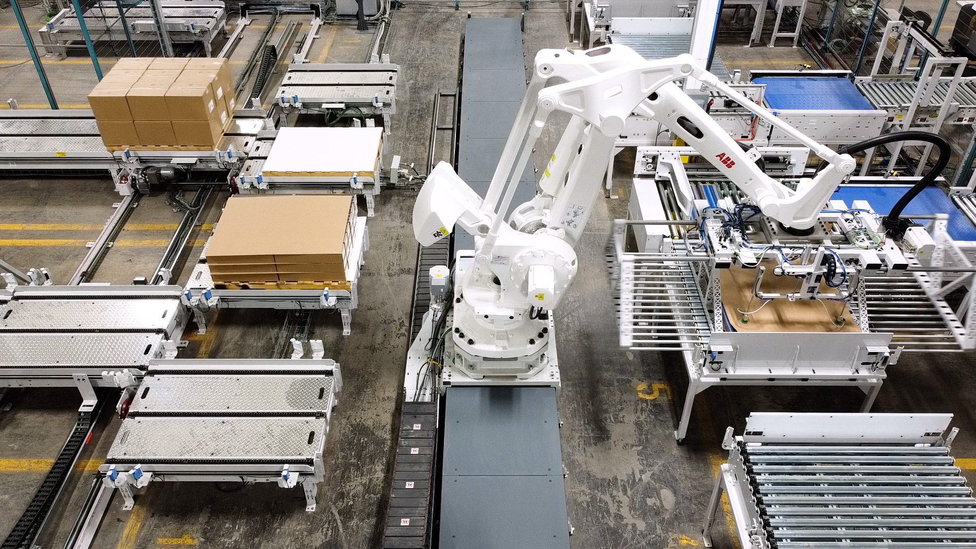 palettizing robot on rail