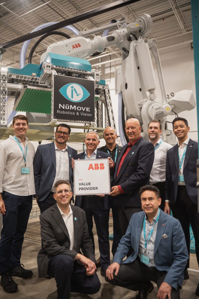 L'équipe ABB et NuMove avec la plaque de fournisseur à valeur ajoutée agréé ABB