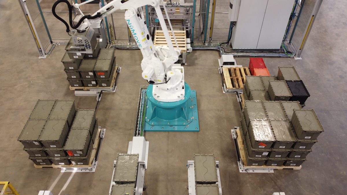 robotic tote palletizing solution where a robot palletize totes on the right order pallet