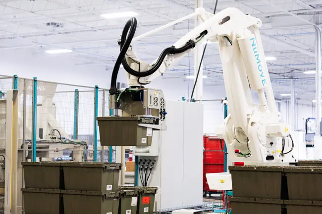 robot handling totes to palletize order pallets